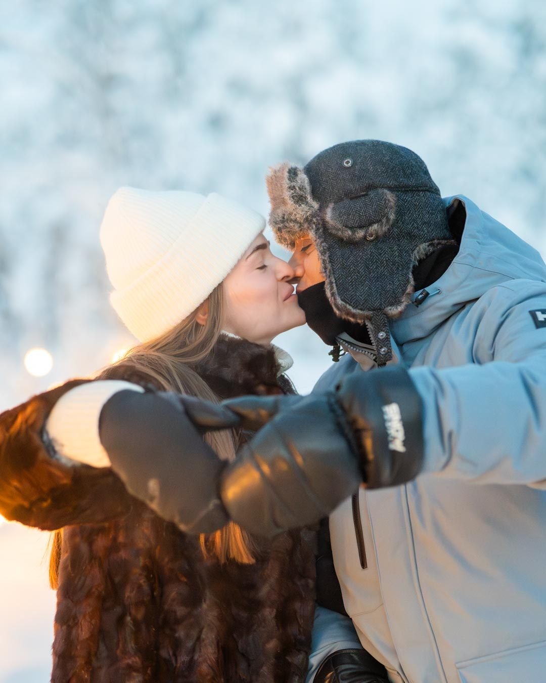 Couple kissing in the snow during a proposal photoshoot in Lapland